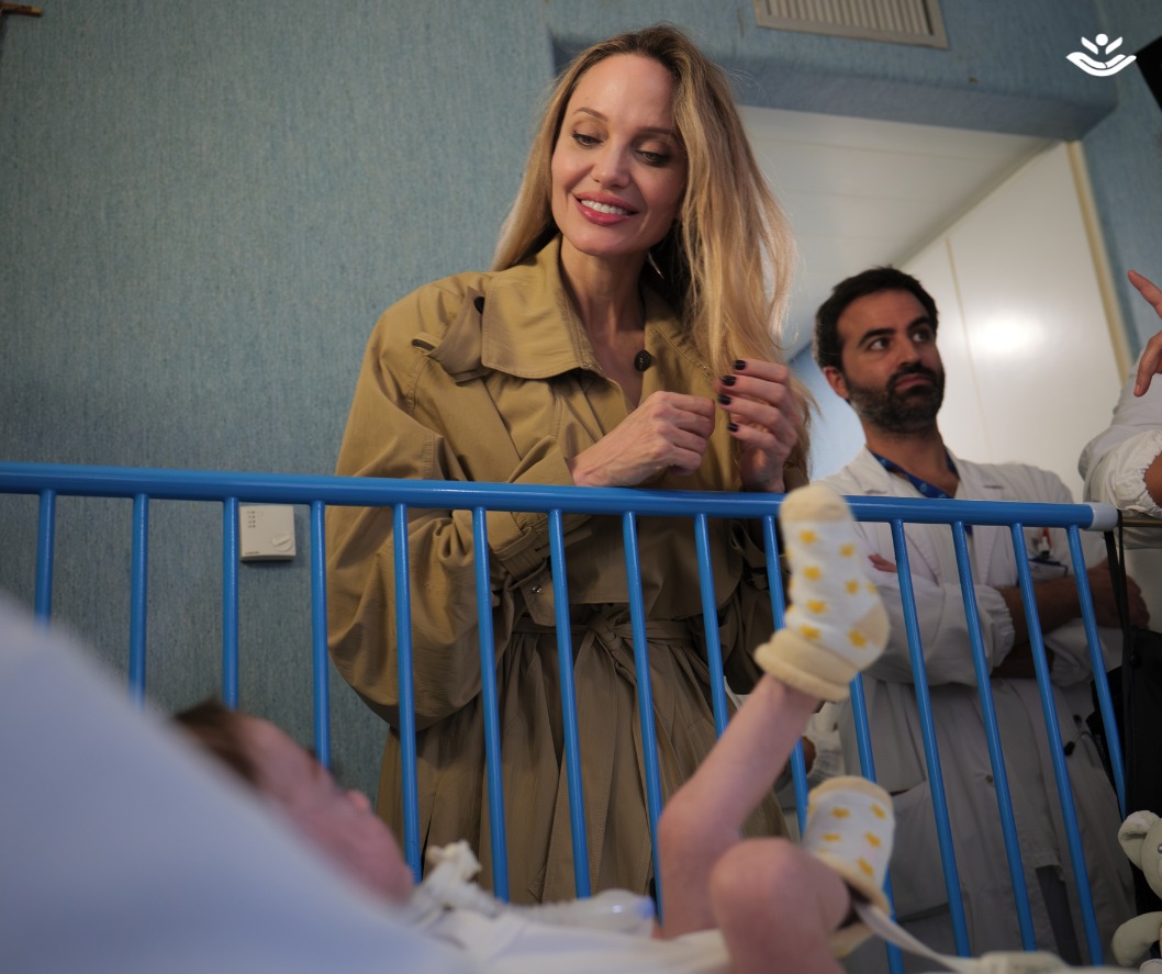 Dopo il red carpet, il cuore: Angelina Jolie fa visita ai piccoli pazienti del Bambino Gesù 2
