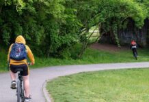 Pedalando per le scuole" arriva a Ostia con un percorso in bicicletta tra sei istituti del quartiere, per mostrare gli interventi sulla sicurezza stradale e presentare il progetto Anello Ciclabile Scolastico