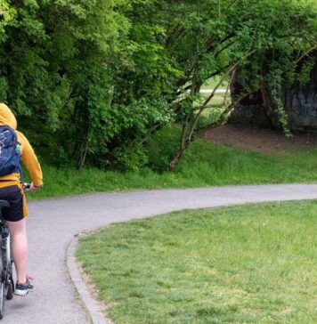 Pedalando per le scuole" arriva a Ostia con un percorso in bicicletta tra sei istituti del quartiere, per mostrare gli interventi sulla sicurezza stradale e presentare il progetto Anello Ciclabile Scolastico