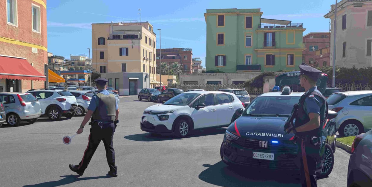 Minore con piante di marijuana in casa, genitori denunciati. Blitz antidroga dei carabinieri a Ostia 2 Minore con piante di marijuana in casa, genitori denunciati. Blitz antidroga dei carabinieri a Ostia 2