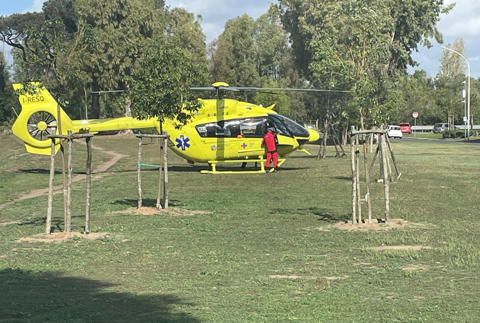 Incidente tra moto e bici a Casal Palocco: impatto violentissimo e ciclista elitrasportato in codice rosso 2