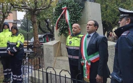 Rimuovono lo striscione del figlio eroe: la mamma dorme da 5 notti in rotonda 2
