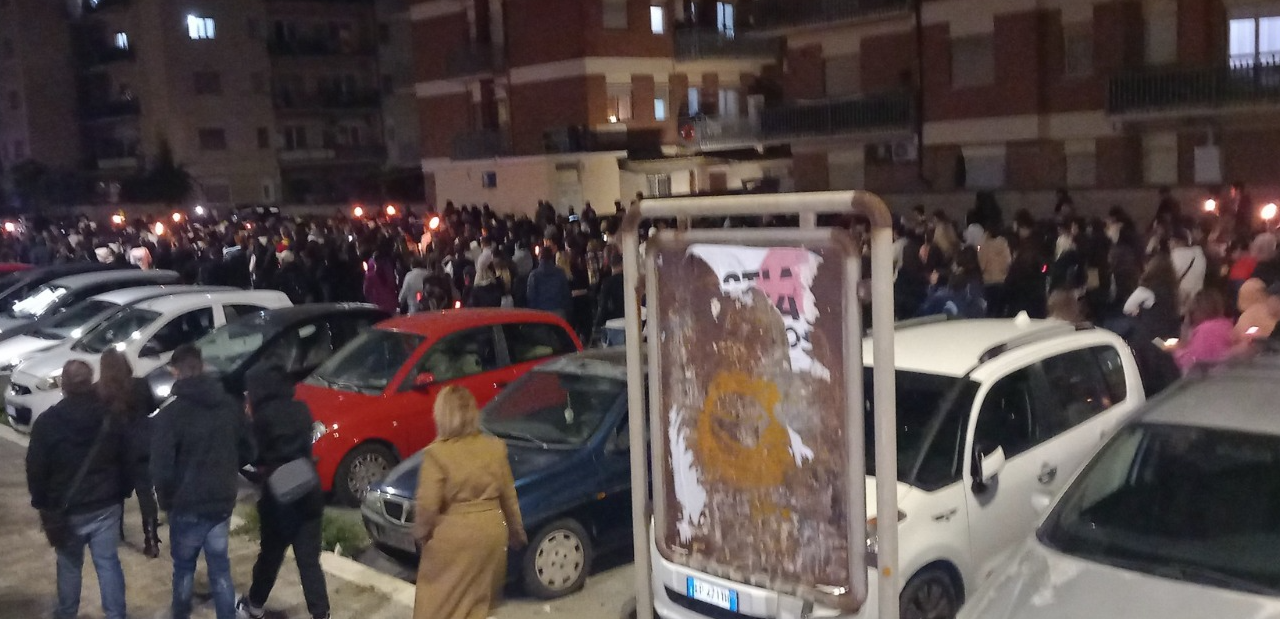 Una luce per Simone, Ostia dice no alla violenza: commozione durante la fiaccolata in ricordo del 19enne accoltellato 4 Una luce per Simone, Ostia dice no alla violenza: commozione durante la fiaccolata in ricordo del 19enne accoltellato 4