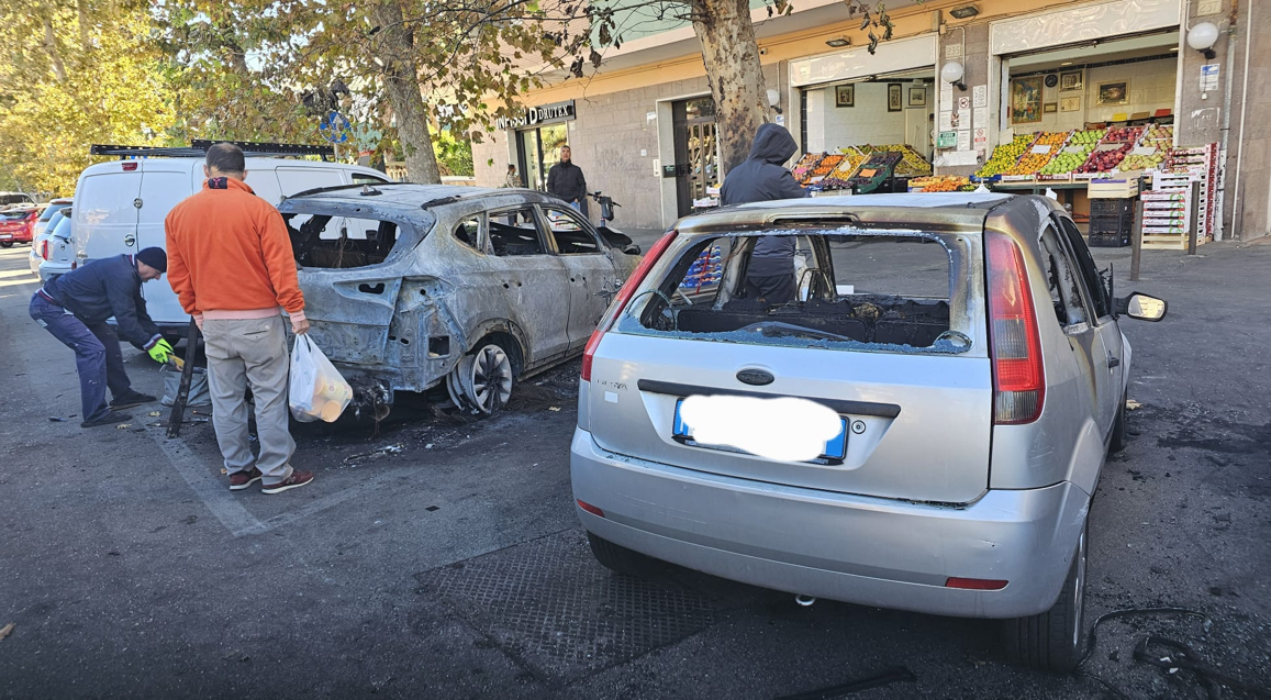 Piromani scatenati, diverse auto a fuoco nella notte a Ostia (VIDEO) 1