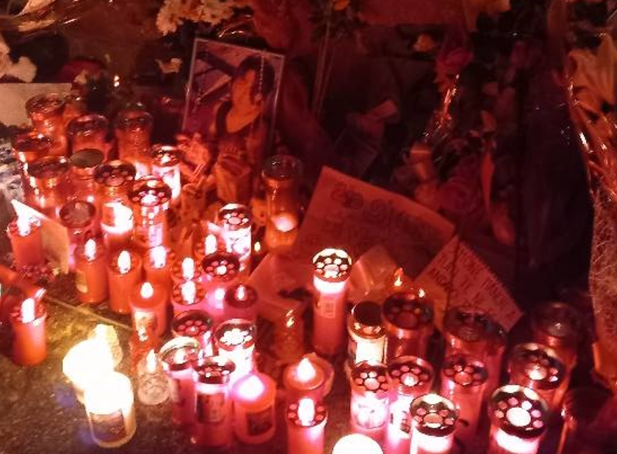 Una luce per Simone, Ostia dice no alla violenza: commozione durante la fiaccolata in ricordo del 19enne accoltellato 1 Una luce per Simone, Ostia dice no alla violenza: commozione durante la fiaccolata in ricordo del 19enne accoltellato 1