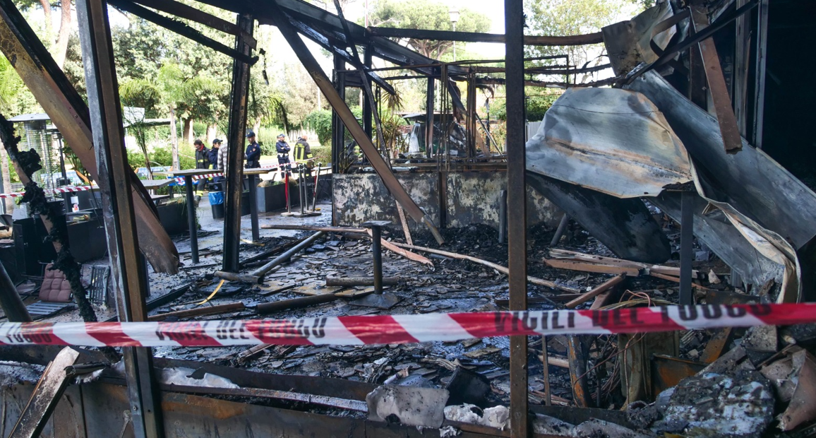A fuoco il locale Fred 246 di Casal Palocco: si indaga per incendio doloso (VIDEO) 4 A fuoco il locale Fred 246 di Casal Palocco: si indaga per incendio doloso (VIDEO) 4