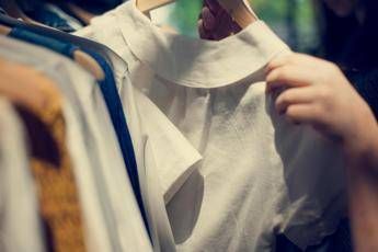 I vestiti che indossiamo sono sicuri? L’analisi dei medici anti-fake news