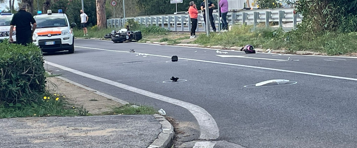 Incidente tra moto e bici a Casal Palocco: impatto violentissimo e ciclista elitrasportato in codice rosso 1