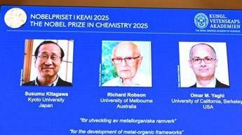 Nobel per la chimica a Kitagawa, Robson e Yaghi: hanno raccolto l’acqua dall’aria del deserto