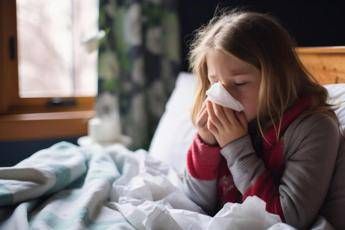 “Ottobre mese della tosse, ma non è il freddo che fa ammalare i bimbi”. I consigli del pediatra