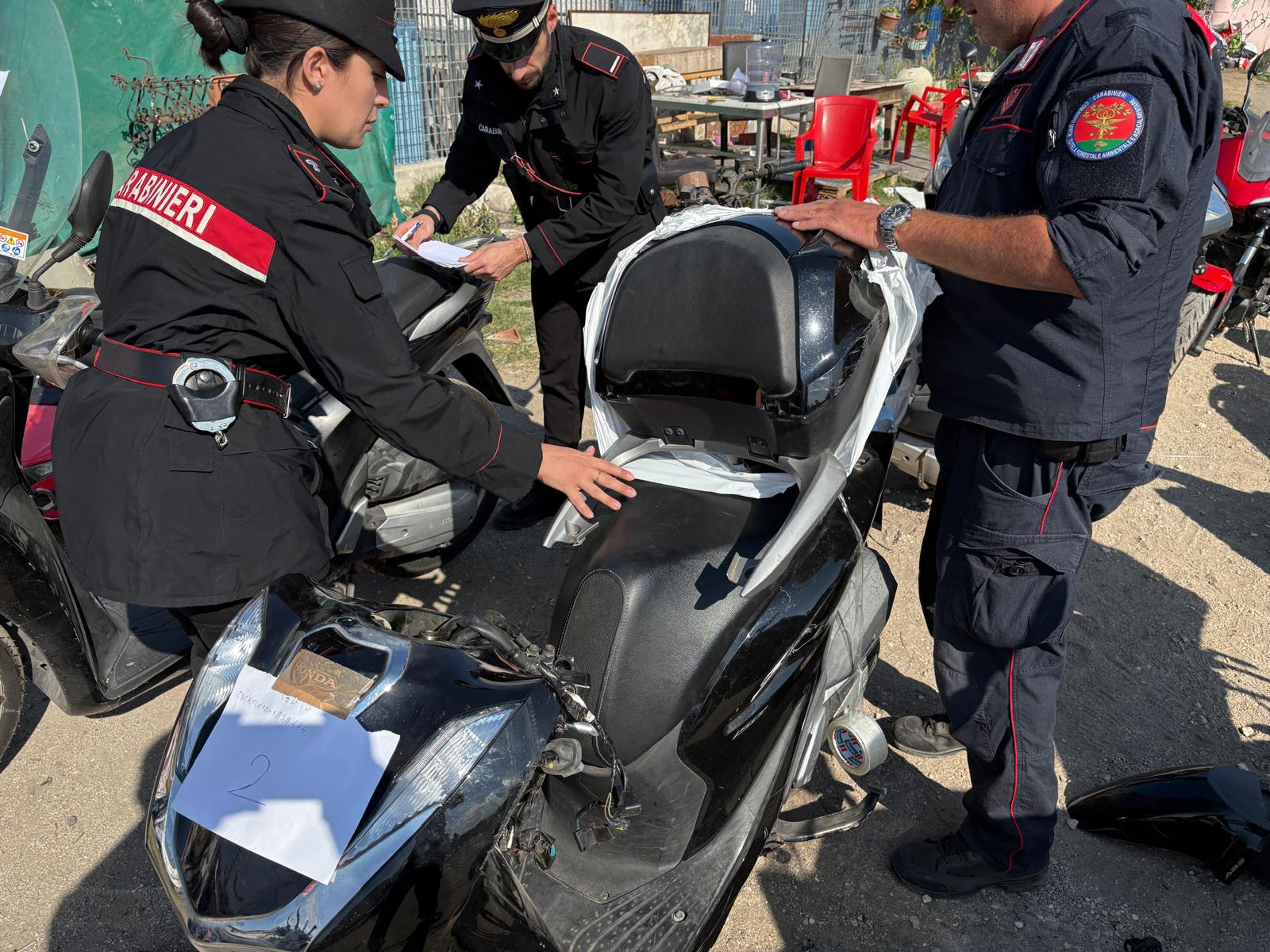 Moto e scooter rubati smontati e pronti per l’estero: smantellato deposito illegale vicino all'Aniene 2