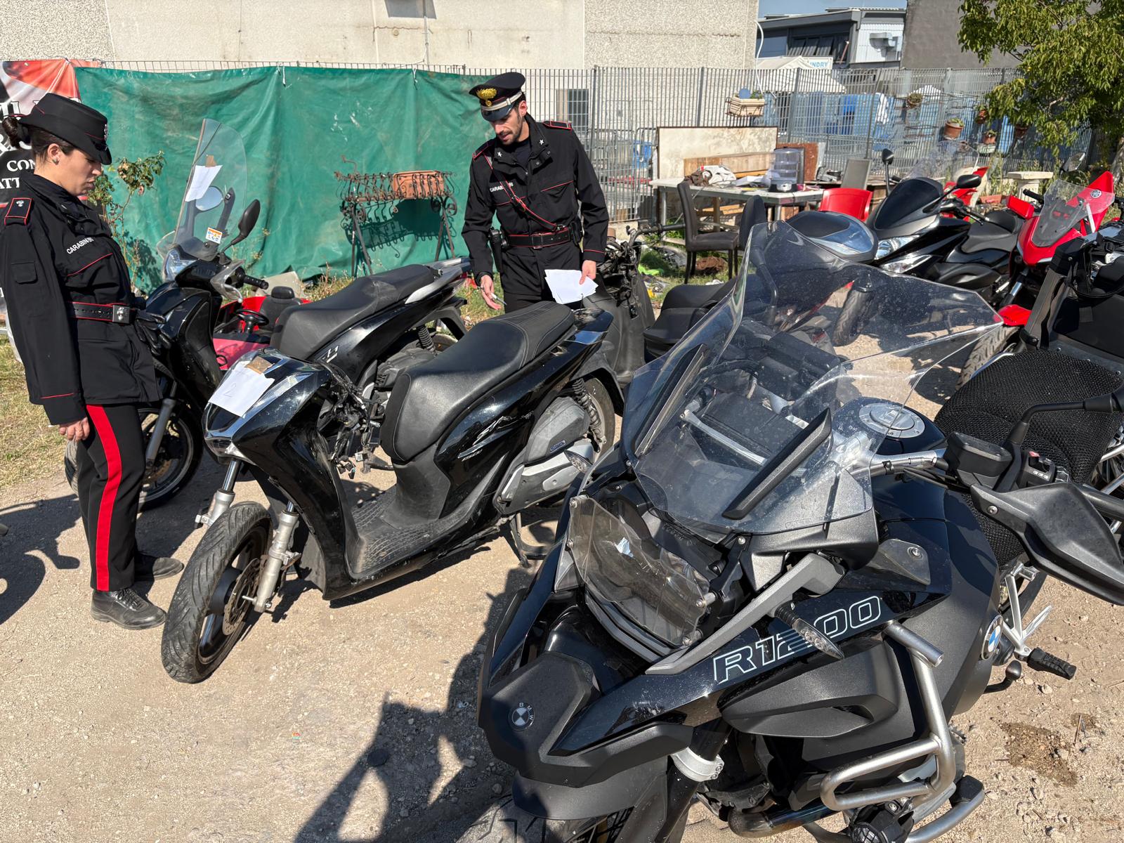 Moto e scooter rubati smontati e pronti per l’estero: smantellato deposito illegale vicino all'Aniene 1
