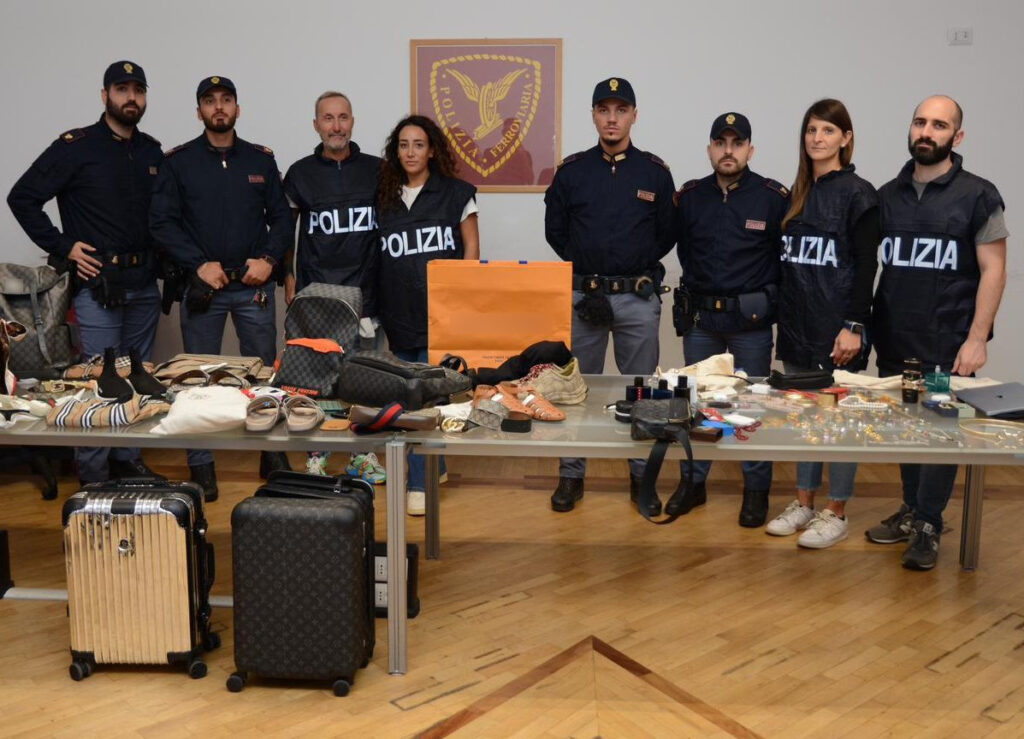 Furti sui treni ad alta velocità: banda attiva a Roma Termini incastrata dal Gps 1 Furti sui treni ad alta velocità: banda attiva a Roma Termini incastrata dal Gps 1