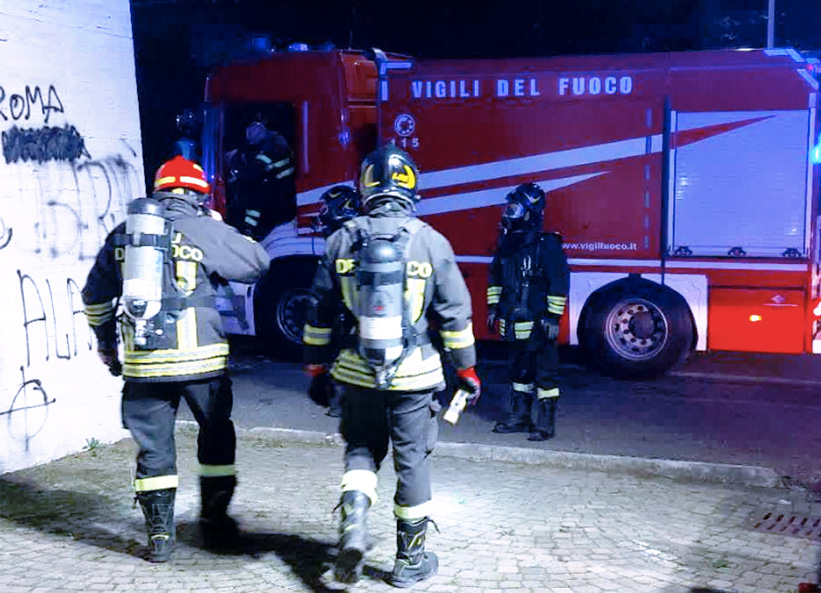 Incendio all’Eur: corsa contro il tempo per spegnere le fiamme che hanno danneggiato la rete elettrica (FOTO) 1 Incendio all’Eur: corsa contro il tempo per spegnere le fiamme che hanno danneggiato la rete elettrica (FOTO) 1