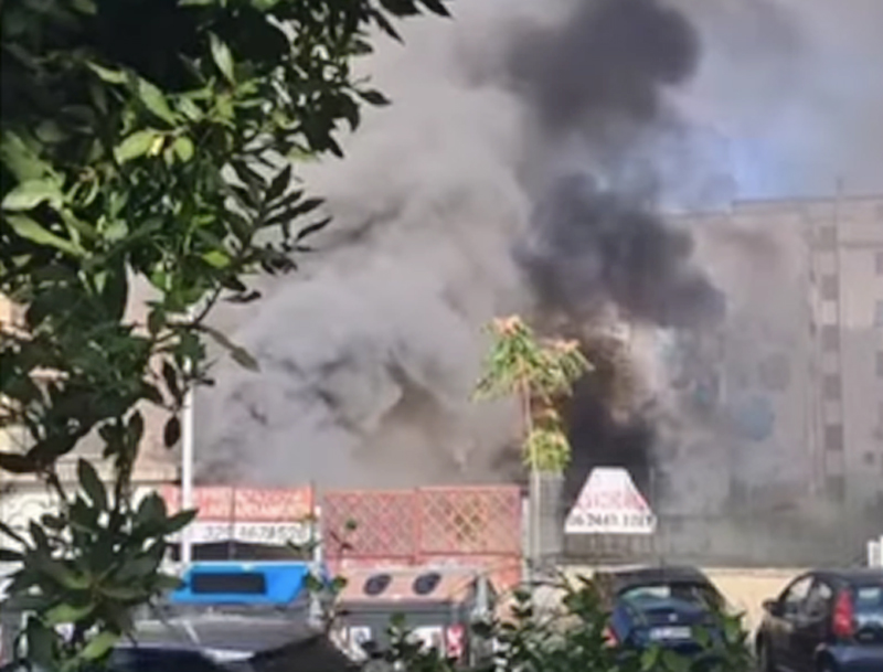 Paura a Torpignattara: incendio esplode in un'area privata. Soccorsi tra le palazzine invase dal fumo (FOTO) 1