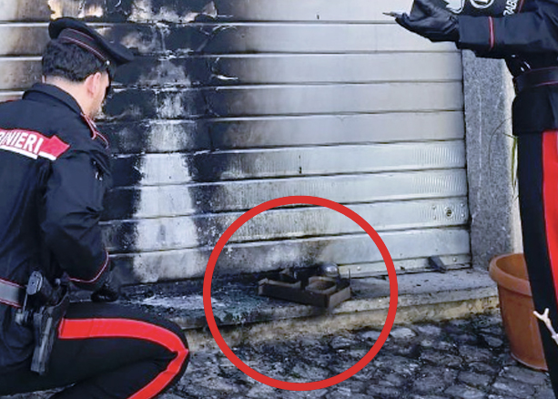 Fiamme a Centocelle: ordigno incendiario fatto esplodere sulla saracinesca di un ristorante (FOTO) 2 Fiamme a Centocelle: ordigno incendiario fatto esplodere sulla saracinesca di un ristorante (FOTO) 2