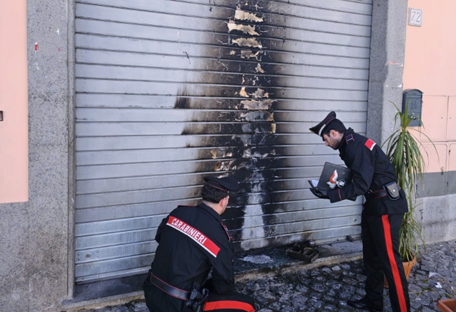 Fiamme a Centocelle: ordigno incendiario fatto esplodere sulla saracinesca di un ristorante (FOTO) 1 Fiamme a Centocelle: ordigno incendiario fatto esplodere sulla saracinesca di un ristorante (FOTO) 1