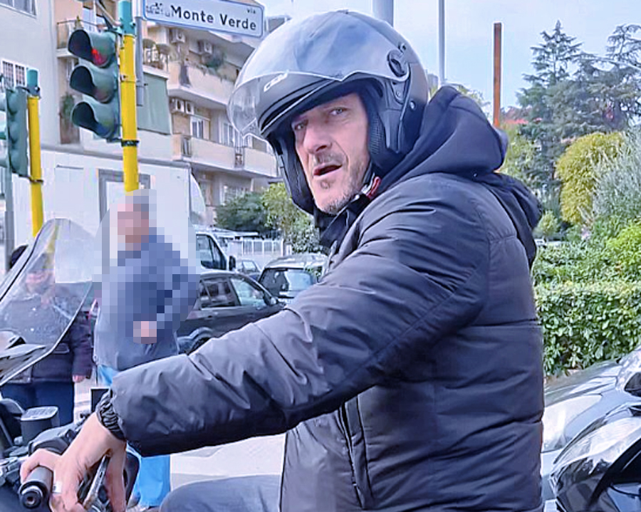 Francesco Totti in scooter riconosciuto da un tifoso: la reazione del Capitano (VIDEO) 1