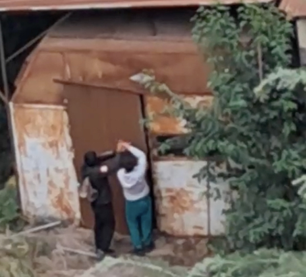 Struttura comunale presa d'assalto da 15 persone: dopo il blitz la paura per i fuochi accesi dagli abusivi (FOTO) 1 Struttura comunale presa d'assalto da 15 persone: dopo il blitz la paura per i fuochi accesi dagli abusivi (FOTO) 1