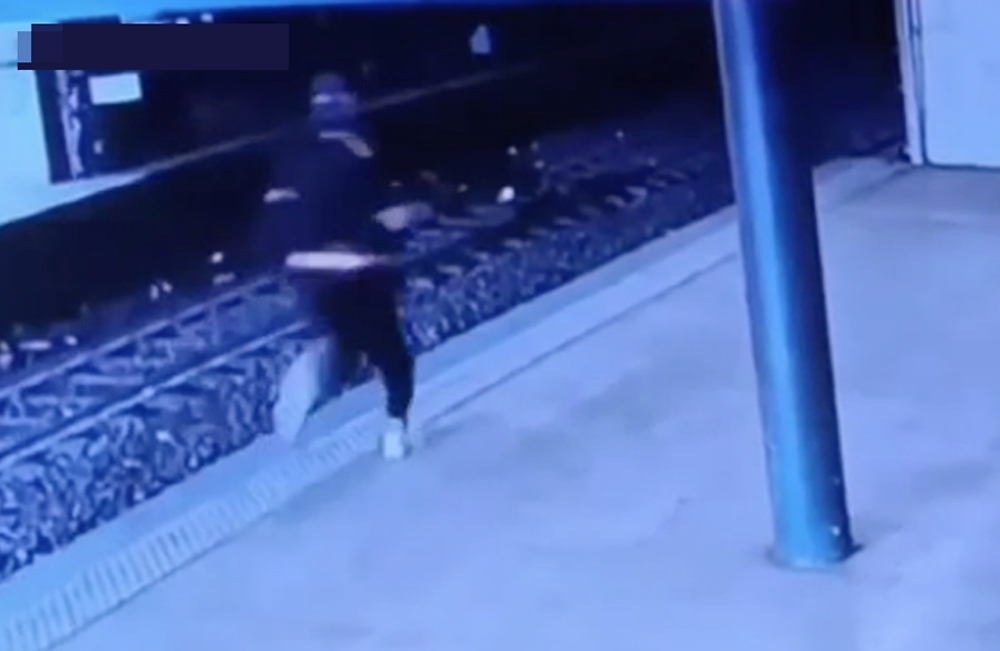 Lo spaccio di droga corre sottoterra: inseguimento sui binari della metro diventati vie di fuga dei pusher (VIDEO) 1 Lo spaccio di droga corre sottoterra: inseguimento sui binari della metro diventati vie di fuga dei pusher (VIDEO) 1