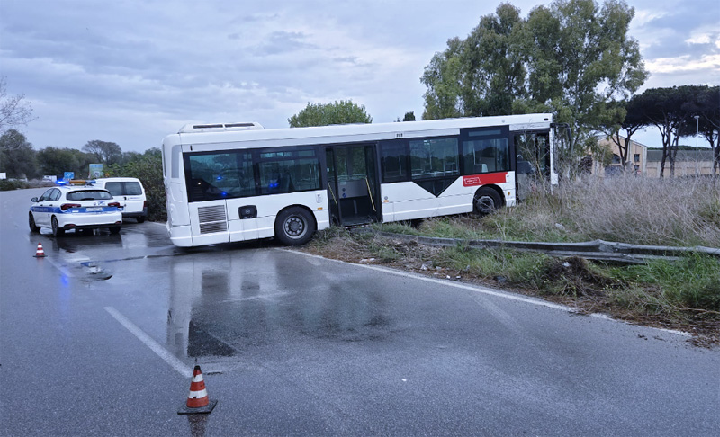 Paura a Ostia: bus in servizio sfonda il guardrail e finisce fuori strada (FOTO) 2