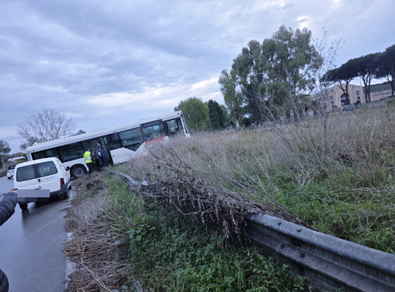 Paura a Ostia: bus in servizio sfonda il guardrail e finisce fuori strada (FOTO) 1