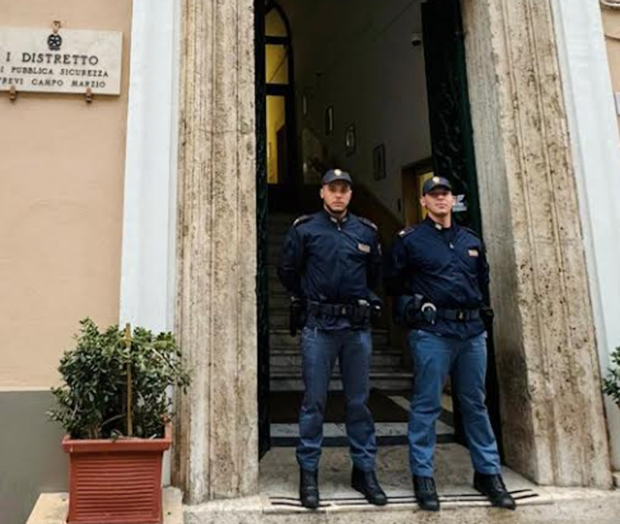 Vuole gettarsi dal Ponte del Gelsomino: Domenico e Alessio lo afferrano mentre si lascia cadere 1 Vuole gettarsi dal Ponte del Gelsomino: Domenico e Alessio lo afferrano mentre si lascia cadere 1