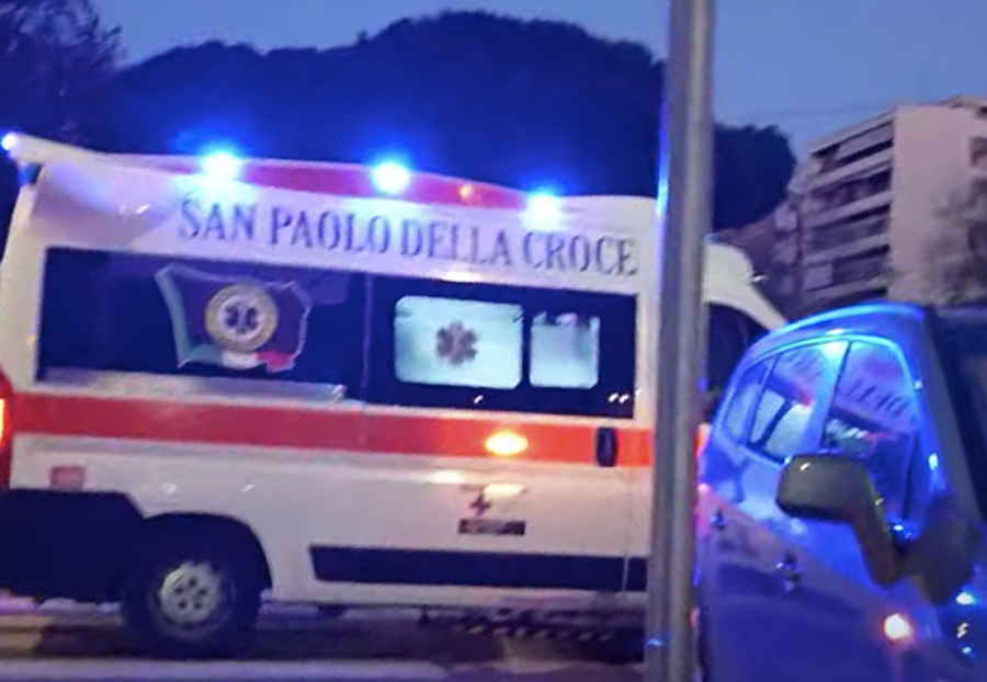 Grave incidente sulla Prenestina: auto si schianta a bordo strada dopo lo scontro con una cisterna di benzina (FOTO) 1