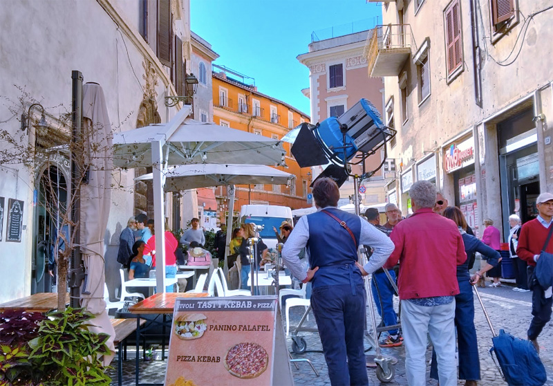 “Prendiamoci una Pausa”: Tivoli tra i set del film girato tutto nel Lazio con un cast stellare (FOTO) 4 “Prendiamoci una Pausa”: Tivoli tra i set del film girato tutto nel Lazio con un cast stellare (FOTO) 4