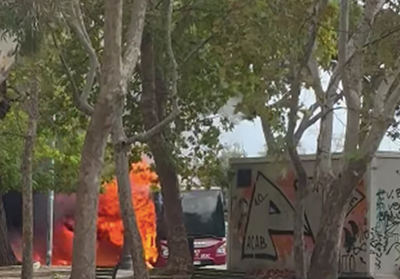 Paura a Torpignattara: esplode la batteria del monopattino poi le fiamme sul bus (FOTO E VIDEO) 1