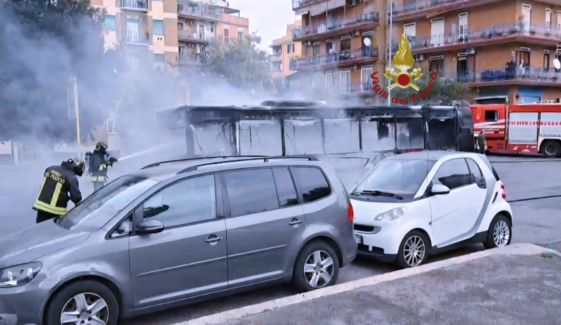 Paura a Torpignattara: esplode la batteria del monopattino poi le fiamme sul bus (FOTO E VIDEO) 2