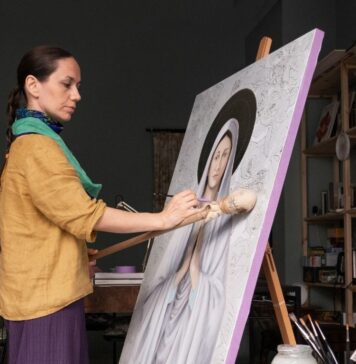 Mostra d’arte sacra di Serena Ingham a Roma: omaggio al Cantico delle Creature per una ricorrenza speciale