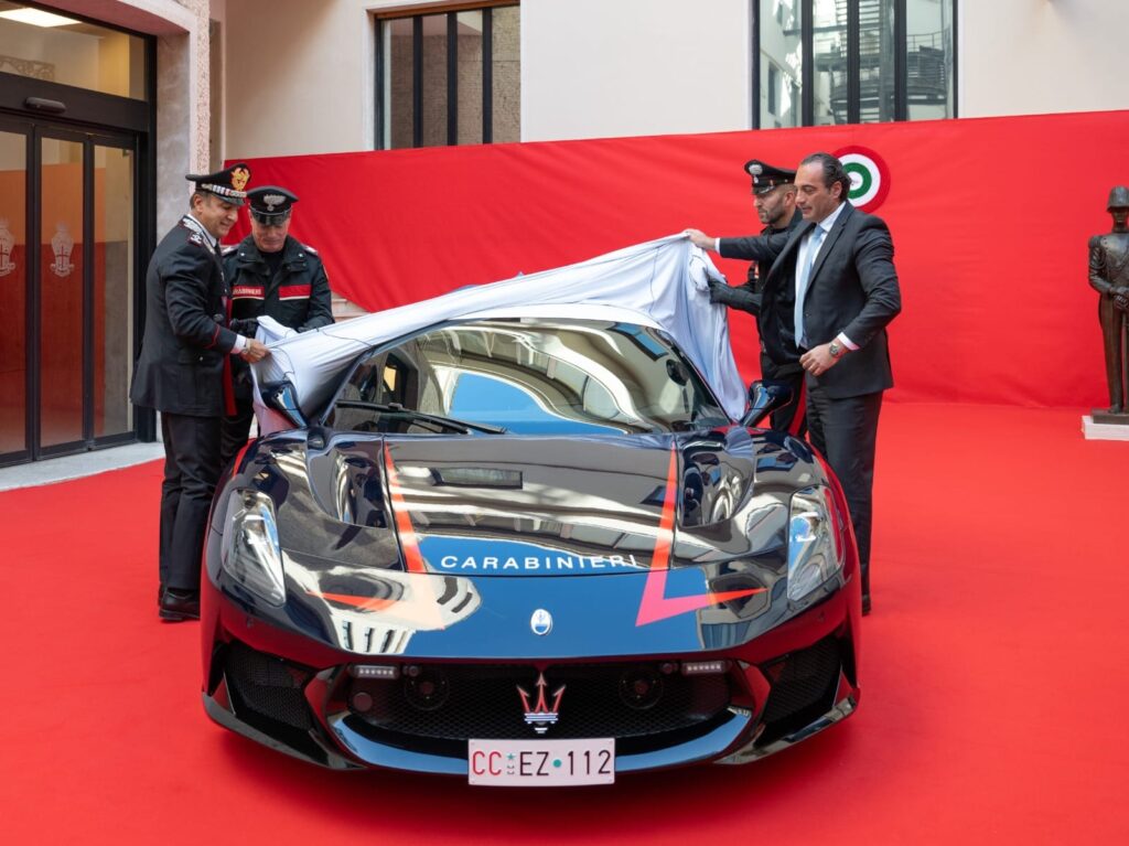 Una Maserati fiammante al servizio della vita, i carabinieri ricevono una supercar 1 Una Maserati fiammante al servizio della vita, i carabinieri ricevono una supercar 1