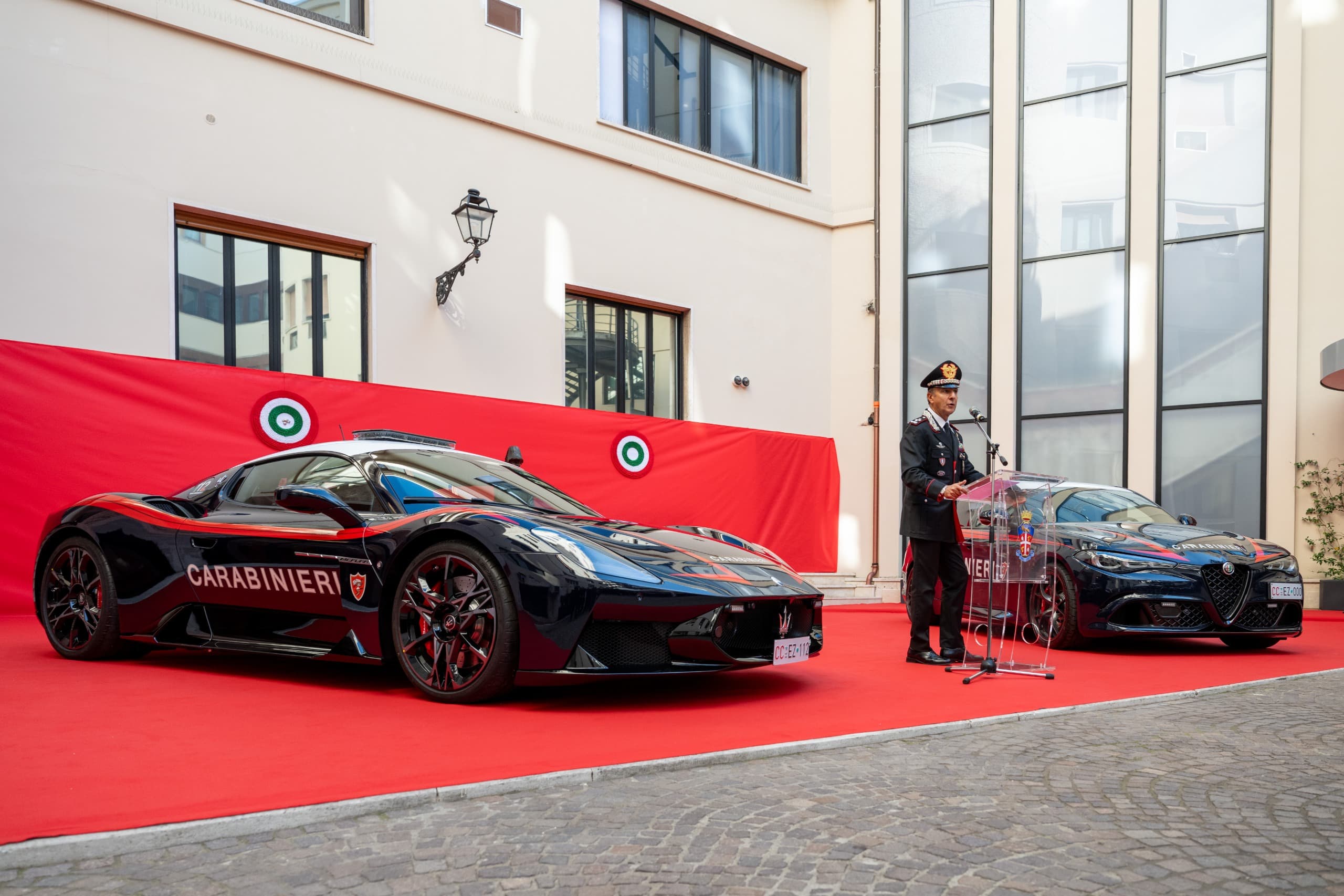 Una Maserati fiammante al servizio della vita, i carabinieri ricevono una supercar 2 Una Maserati fiammante al servizio della vita, i carabinieri ricevono una supercar 2