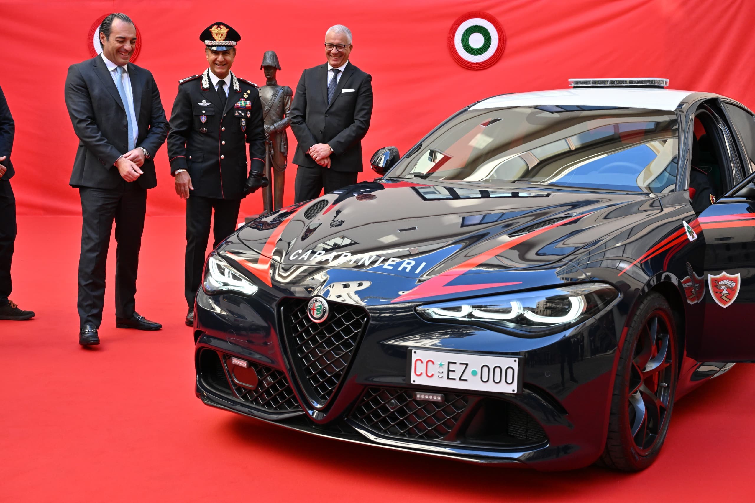 Una Maserati fiammante al servizio della vita, i carabinieri ricevono una supercar 3 Una Maserati fiammante al servizio della vita, i carabinieri ricevono una supercar 3