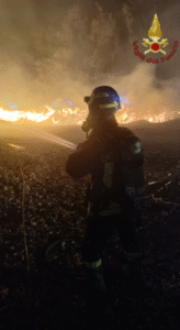 Brucia ancora la pineta di Castel Fusano: tre grosse esplosioni e poi l’inferno delle fiamme 2 Brucia ancora la pineta di Castel Fusano: tre grosse esplosioni e poi l’inferno delle fiamme 2