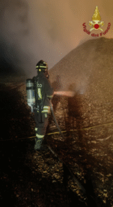 Brucia ancora la pineta di Castel Fusano: tre grosse esplosioni e poi l’inferno delle fiamme 3 Brucia ancora la pineta di Castel Fusano: tre grosse esplosioni e poi l’inferno delle fiamme 3