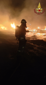 Brucia ancora la pineta di Castel Fusano: tre grosse esplosioni e poi l’inferno delle fiamme 1 Brucia ancora la pineta di Castel Fusano: tre grosse esplosioni e poi l’inferno delle fiamme 1