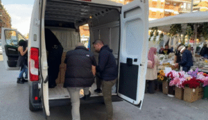 Blitz contro il commercio abusivo al mercato del Quadraro: sequestri per migliaia di prodotti 1