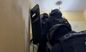 Blitz antidroga dei carabinieri a piazza Gasparri con il supporto di un elicottero: espugnati i fortini dei pusher (FOTO E VIDEO) 1 Blitz antidroga dei carabinieri a piazza Gasparri con il supporto di un elicottero: espugnati i fortini dei pusher (FOTO E VIDEO) 1