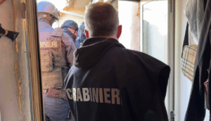 Blitz antidroga dei carabinieri a piazza Gasparri con il supporto di un elicottero: espugnati i fortini dei pusher (FOTO E VIDEO) 2 Blitz antidroga dei carabinieri a piazza Gasparri con il supporto di un elicottero: espugnati i fortini dei pusher (FOTO E VIDEO) 2