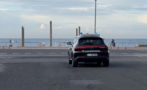 Blitz antidroga dei carabinieri a piazza Gasparri con il supporto di un elicottero: espugnati i fortini dei pusher (FOTO E VIDEO) 6 Blitz antidroga dei carabinieri a piazza Gasparri con il supporto di un elicottero: espugnati i fortini dei pusher (FOTO E VIDEO) 6