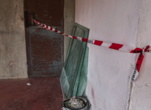 Progettano un murale in ricordo di Simone Schiavello, ucciso a coltellate: bomba carta nelle case popolari di Ostia (VIDEO) 1
