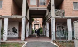 Massiccia operazione di polizia alle case popolari di Ostia dopo la bomba carta per il murale sul ragazzo ucciso (VIDEO) 1 Massiccia operazione di polizia alle case popolari di Ostia dopo la bomba carta per il murale sul ragazzo ucciso (VIDEO) 1