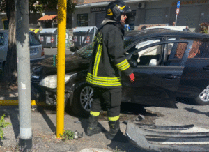 Incidente tra auto sul Lido di Ponente: palo del semaforo abbattuto, ambulanze sul posto 2