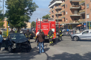 Incidente tra auto sul Lido di Ponente: palo del semaforo abbattuto, ambulanze sul posto 1