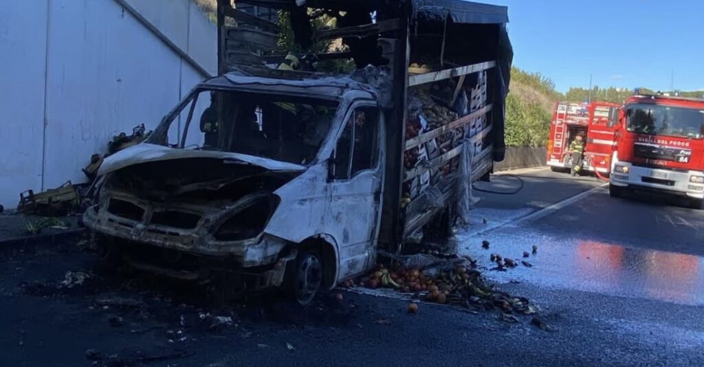 Camion carico di ortaggi prende fuoco sul Gra: corsia chiusa e rallentamenti 1 Camion carico di ortaggi prende fuoco sul Gra: corsia chiusa e rallentamenti 1