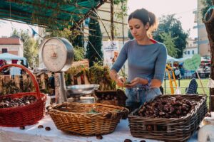 Sagra della Castagna e dei Prodotti Tipici di Cave 2025Dal 24 al 26 ottobre 2025, torna a Cave (RM) la 91ª edizione della Sagra della Castagna e dei Prodotti Tipici, una delle manifestazioni autunnali più amate del Lazio. Un weekend ricco di profumi e sapori con caldarroste, vino novello, piatti tradizionali e prodotti locali protagonisti tra le vie del centro storico. Ad anticipare l’evento, la Pre Sagra il 18 e 19 ottobre in Piazza Nassiriya, con degustazioni, spettacoli e mercatini artigianali. Un appuntamento imperdibile per chi vuole vivere l’autenticità dei borghi dei Castelli Romani e riscoprire la magia dell’autunno tra tradizione, gastronomia e folklore.