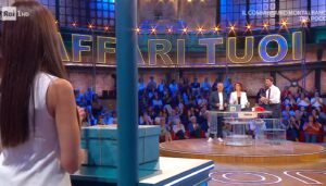 Affari Tuoi 8 ottobre, Claudia dalla Puglia ha un pacco dal numero speciale: quanto ha vinto ieri sera 1 Affari Tuoi 8 ottobre, Claudia dalla Puglia ha un pacco dal numero speciale: quanto ha vinto ieri sera 1