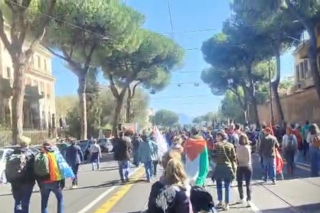 Corteo Pro Pal, manifestanti sulla Tangenziale est. Metro chiusa e traffico in tilt (VIDEO) 2